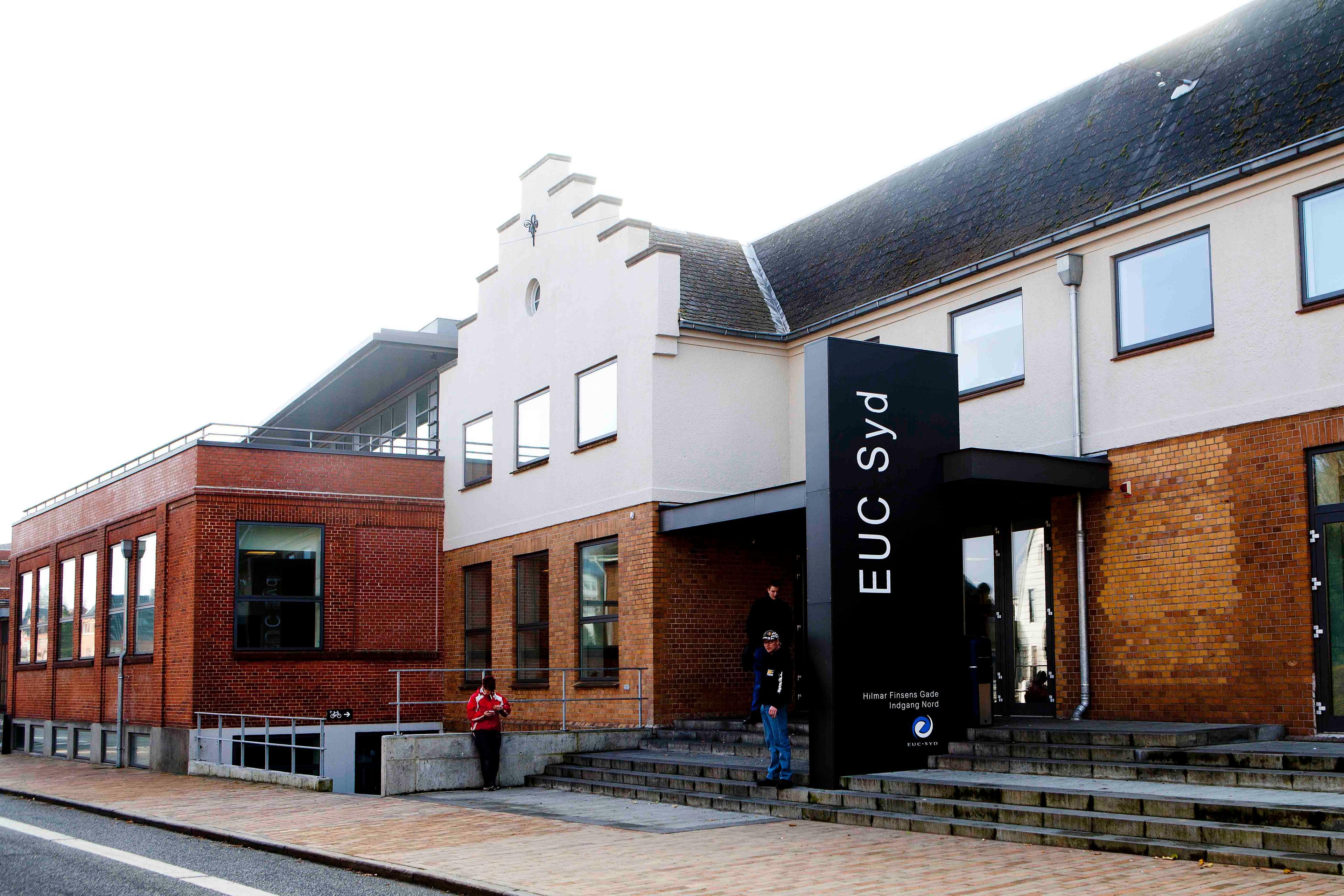 EUC Syds bygning med moderne arkitektur og en stor sort facade, der viser navnet "EUC Syd".