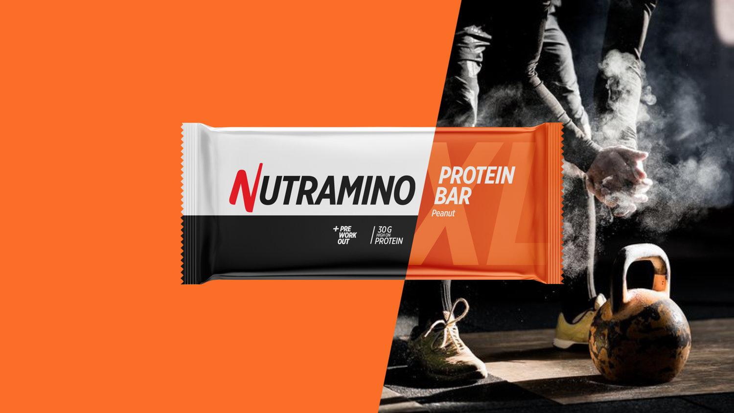 Nutrimino proteinbar med kettlebell i baggrunden, der viser en aktiv livsstil og sund kost.