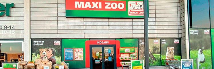 Facade af Maxi Zoo butik med indgang og reklamer for kæledyr.