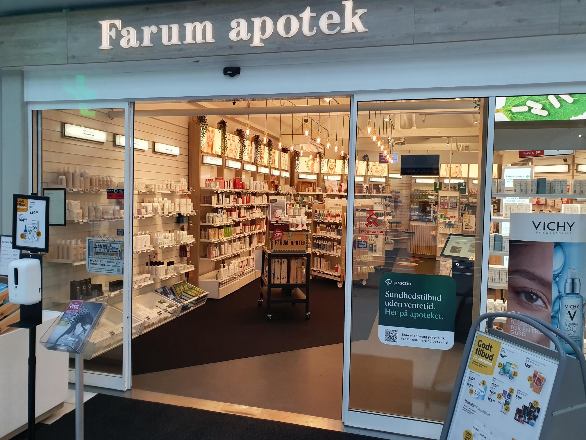 Indgangen til Farum apotek med hylder fyldt med produkter og en indbydende atmosfære.