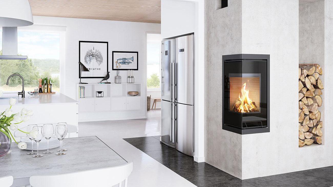 Moderne stue med pejs, køleskab og minimalistisk indretning, der skaber en lys og indbydende atmosfære.