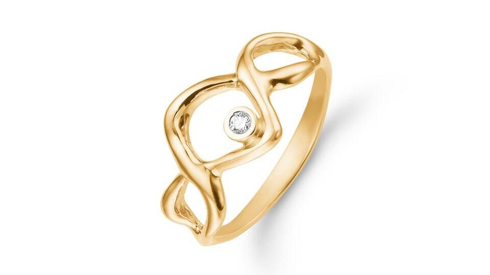 En elegant guldring med en funklende diamant i midten og et unikt, snoet design.