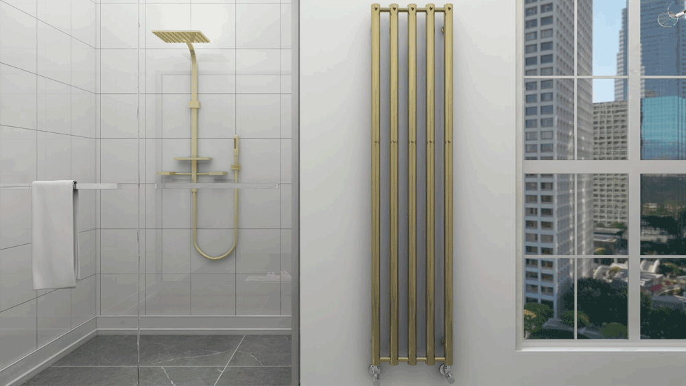 Moderne badeværelse med bruser, gyldent armatur og en høj radiator ved vinduet med udsigt over byen.