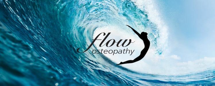 En person, der springer ind i en stor bølge, med teksten "flow osteopati" i baggrunden.