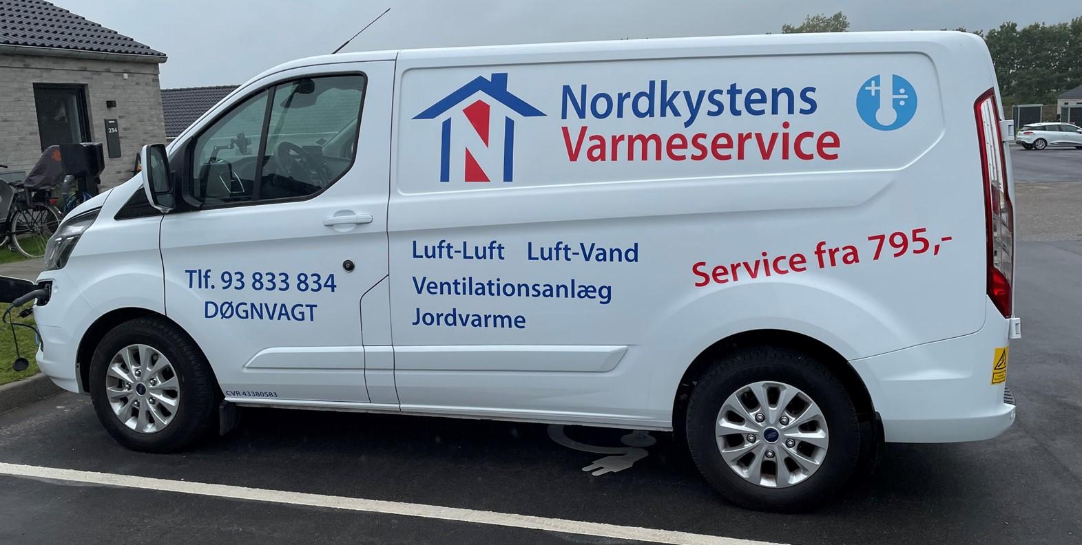 En varevogn fra Nordkystens VarmeService med logo og kontaktinformationer, parkeret på en grå vej.