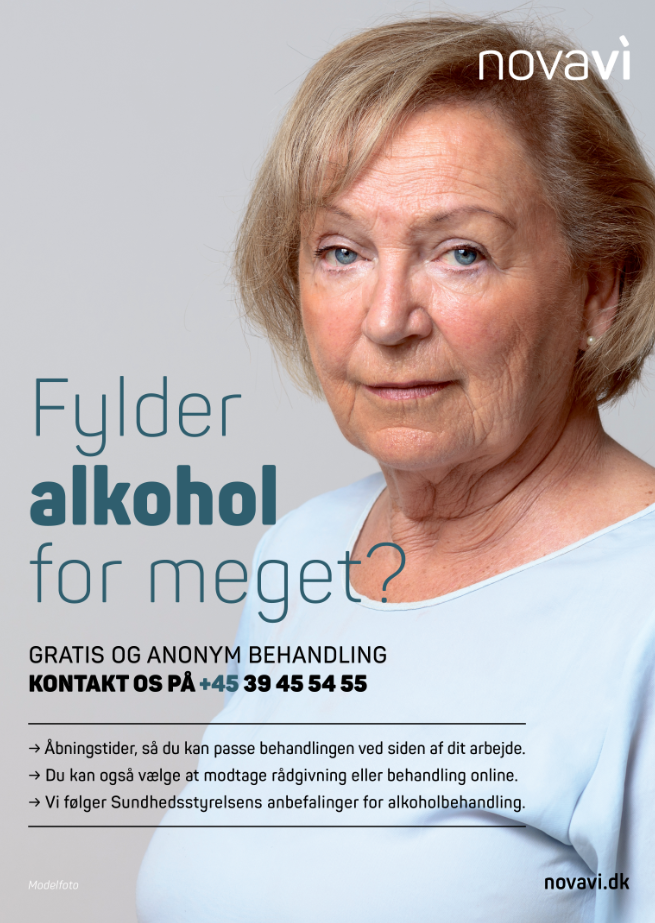 Ældre kvinde med kort hår, der ser bekymret ud, med tekst om alkoholbehandling fra Novavi.