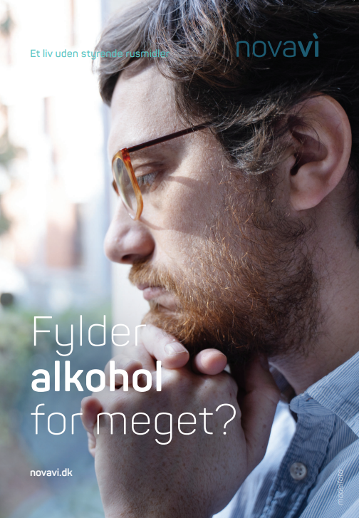 Mand med brune briller og skæg, der tænker over alkoholens indflydelse på livet.