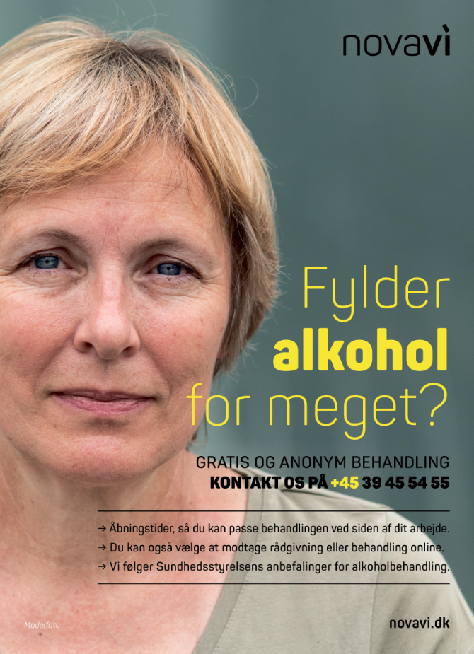 Kvinde med alvorligt udtryk, der stiller spørgsmål ved alkoholforbrug, med kontaktinformation til behandling.