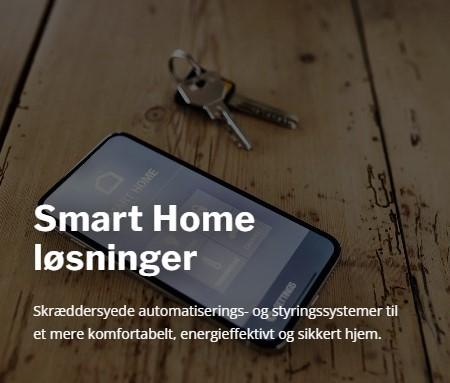 Smart Home løsninger med en smartphone og nøgler, der symboliserer automatisering og sikkerhed i hjemmet.