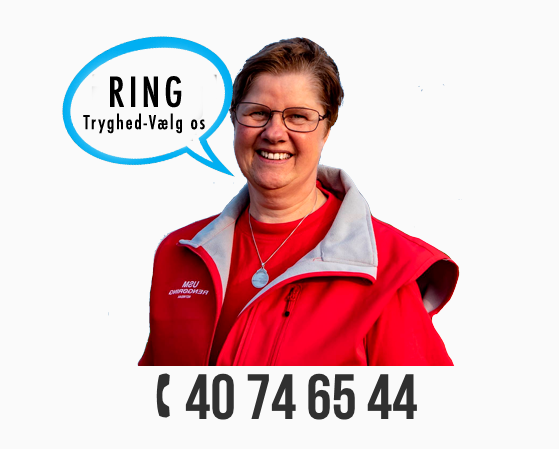 Kvindelig medarbejder i rød jakke smiler og opfordrer til at ringe for hjælp med Tryghed-Valg. Telefonnummer: 40 74 65 44.
