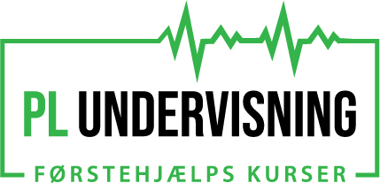 PL Førstehjælpskurser logo med grønne bølger og tekst i moderne skrifttype.