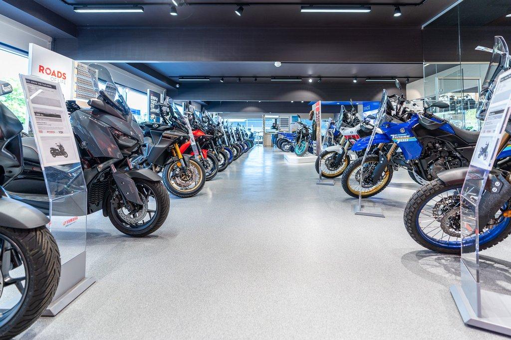 En moderne motorcykelbutik med et stort udvalg af motorcykler i forskellige modeller og farver.