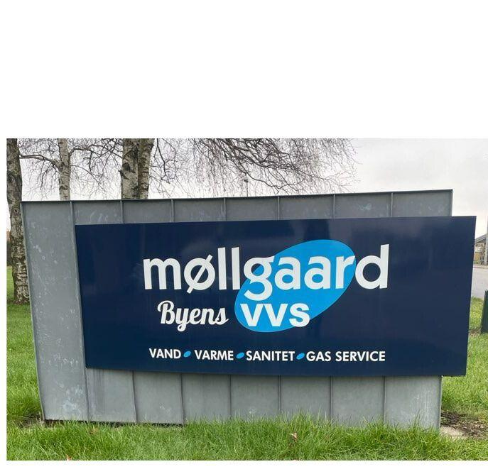Mølgaard Byens VVS skilt med information om vand, varme, sanitet og gas service.