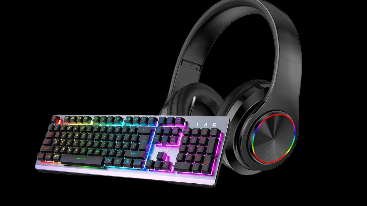 Et RGB gaming tastatur og et trådløst headset med farverig belysning på sort baggrund.