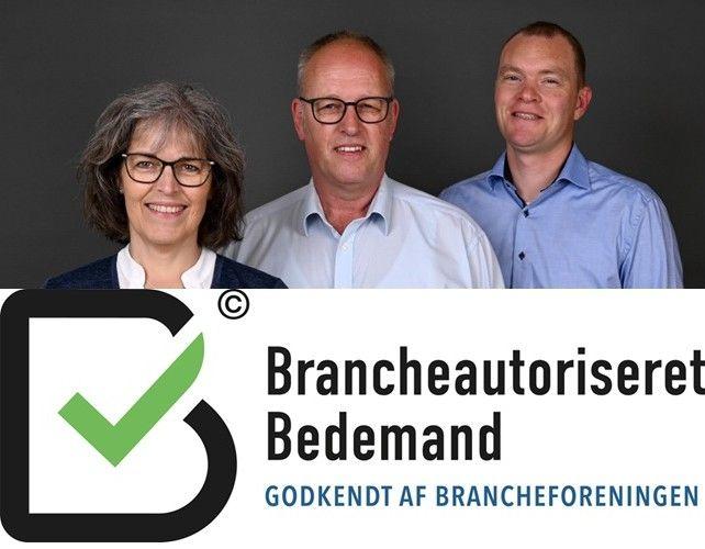Tre professionelle personer står sammen foran en mørk baggrund med et logo for Brancheautoriseret Bedemand.