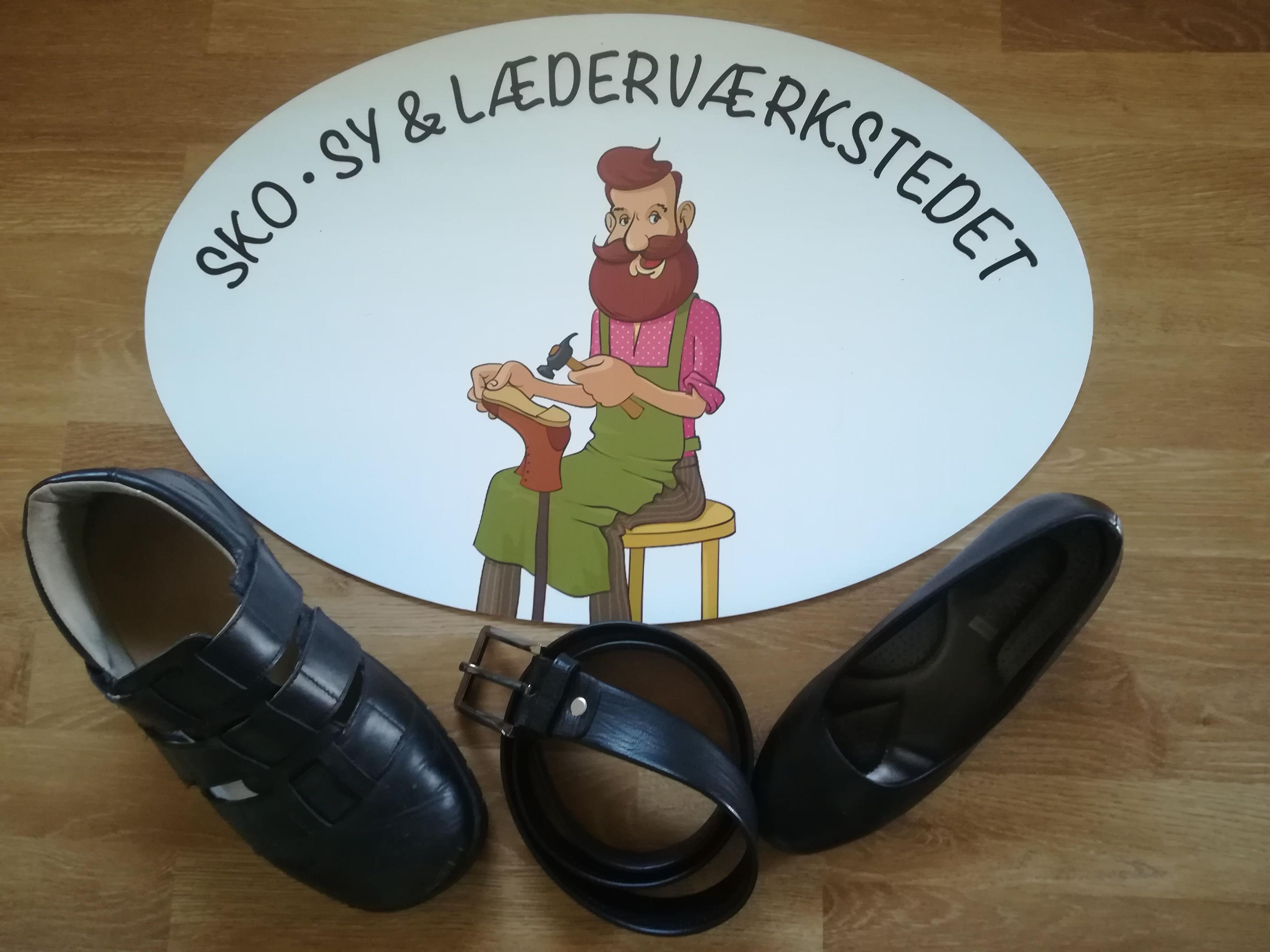 Sko, bælte og logo for Sko- og Læderværkstedet med en mand, der reparerer sko.