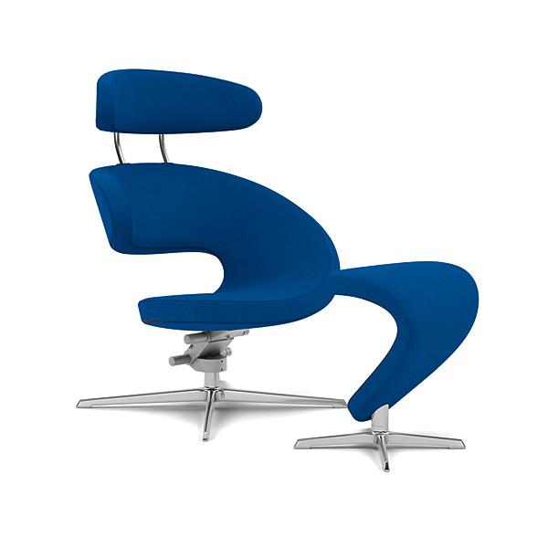 Moderne blå stol med ergonomisk design og metalbase, ideel til kontor eller stueindretning.