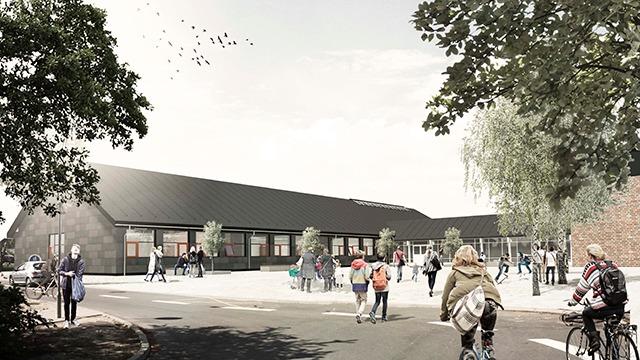 Moderne bygning med grønne træer, cyklister og mennesker, der går på en vej i et bymiljø.