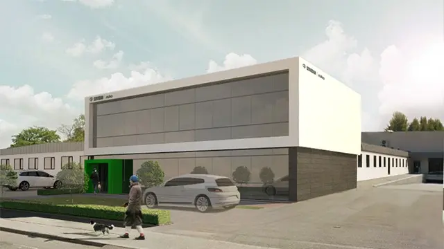 Moderne bygning med store vinduer, en bil parkeret foran og en person, der går med en hund.