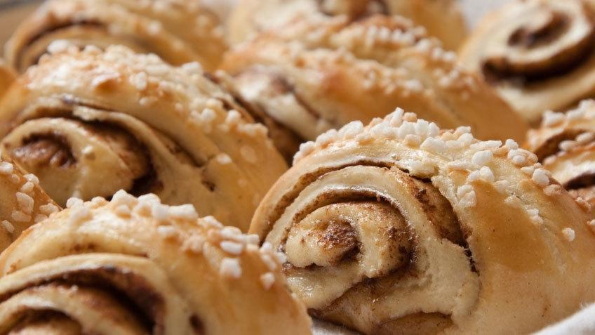 Lækre kanelbullar med perlesukker, perfekt til en hyggelig eftermiddag.