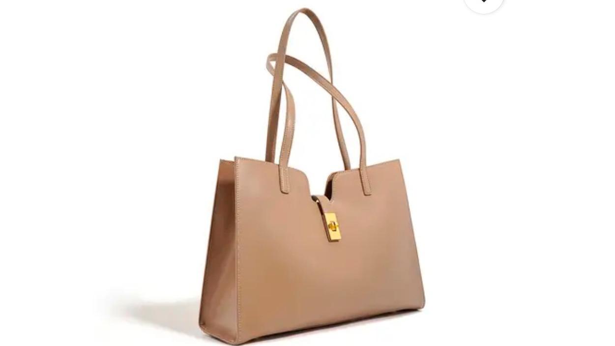 En stilfuld beige håndtaske med lange stropper og en gylden lås.