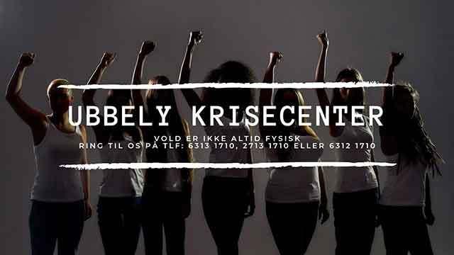 Billede af kvinder med hævede næver, der står i skygge, med teksten "Ubbely Krisesenter" i forgrunden.
