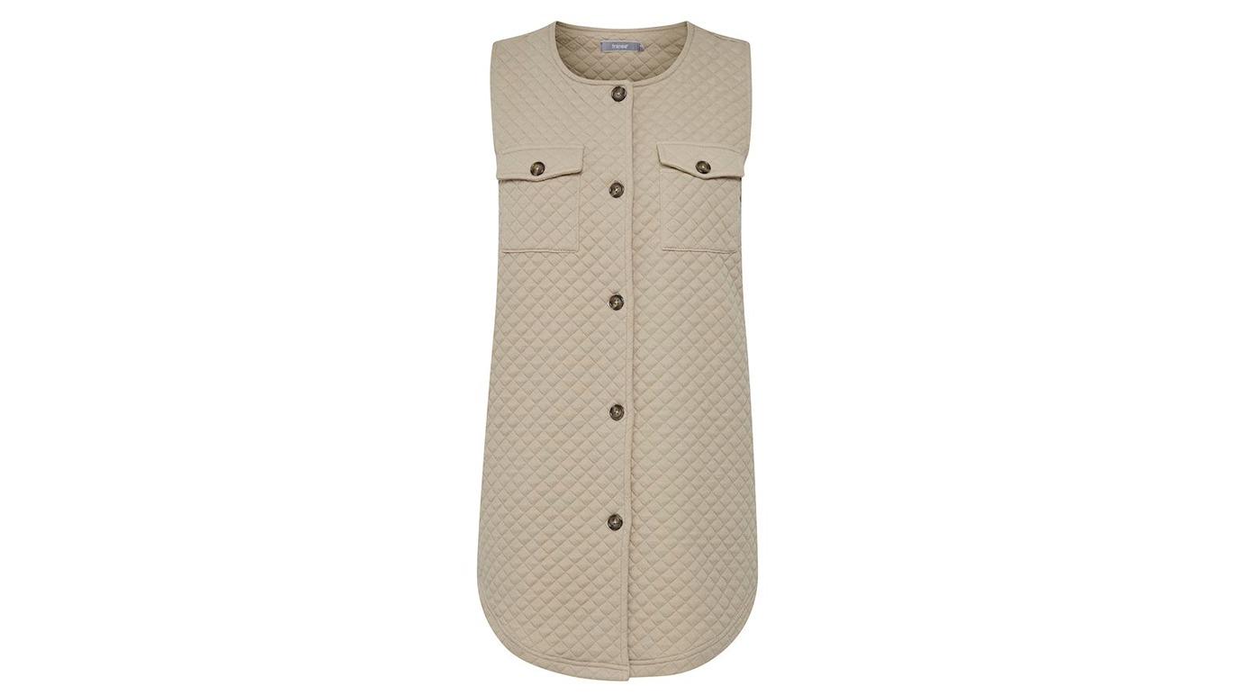 En beige quiltet kjole med knapper og lommer foran.
