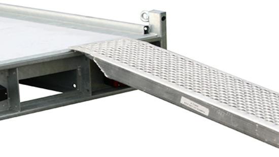 En metalrampe til en platform, designet til at lette transport af varer.