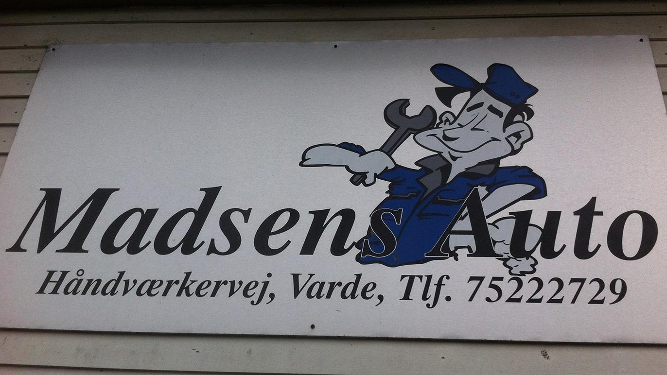 Madsens Auto skilt med en tegnet mekaniker og værktøj, beliggende på Håndværkervej i Varde.