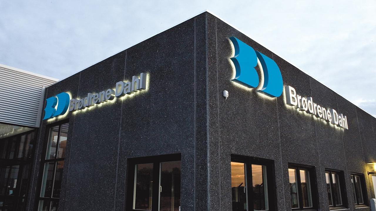 Bygning med Broerne Dahl logo i blå farve på facaden, beliggende i et industriområde.