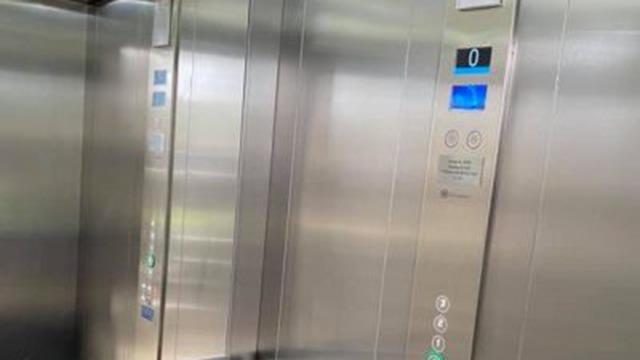 En moderne elevator med metaloverflader og digitale knapper til etagevalg.