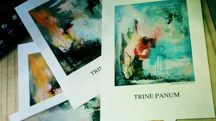 Farverige malerier af Trine Panum præsenteret på papir med kunstnerens navn nederst.