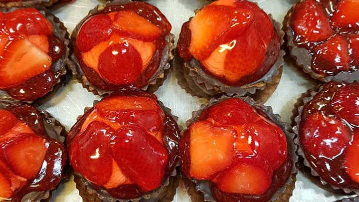 Lækre chokoladecupcakes toppet med friske jordbær og rød gelé.