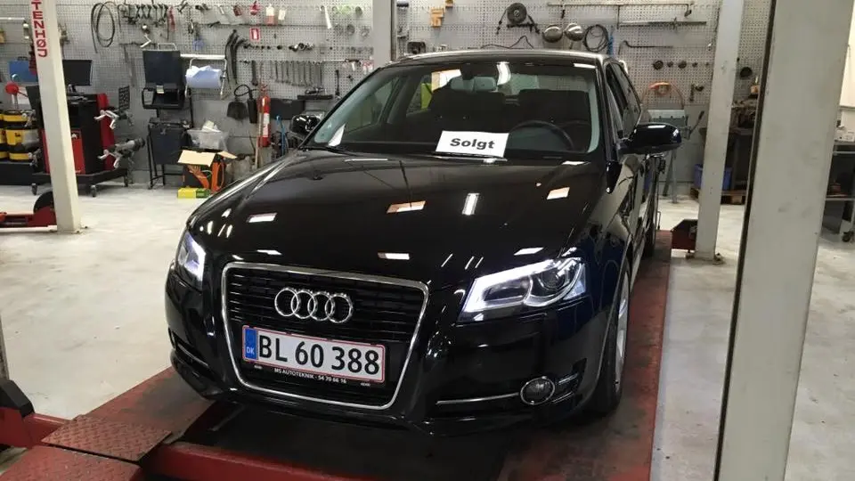 Sort Audi bil på en værkstedplatform med nummerplade BL 60 388.
