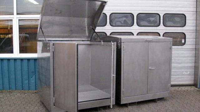 To store madvarer, rustfrit stål skab med åbent låg og lukket skab ved en garageport.