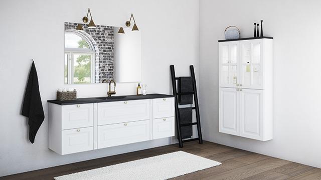 Moderne badeværelse med hvidt skab, sort bordplade, spejl og en stige i sort træ.