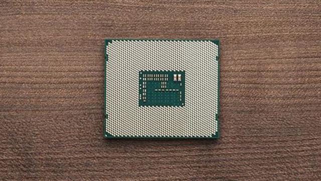 En computerprocessor med et gittermønster på en træoverflade.