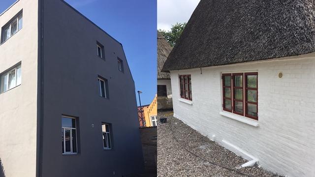 To husfacader, en moderne grå bygning til venstre og en traditionel hvid stråtækt bygning til højre.