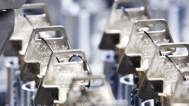 Række af metalclips i en produktionslinje, der bruges til at fastgøre genstande.