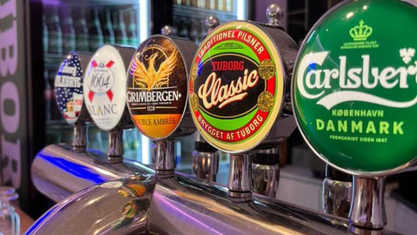 Ølhaner med forskellige ølmærker som Carlsberg, Tuborg og Schwaben.