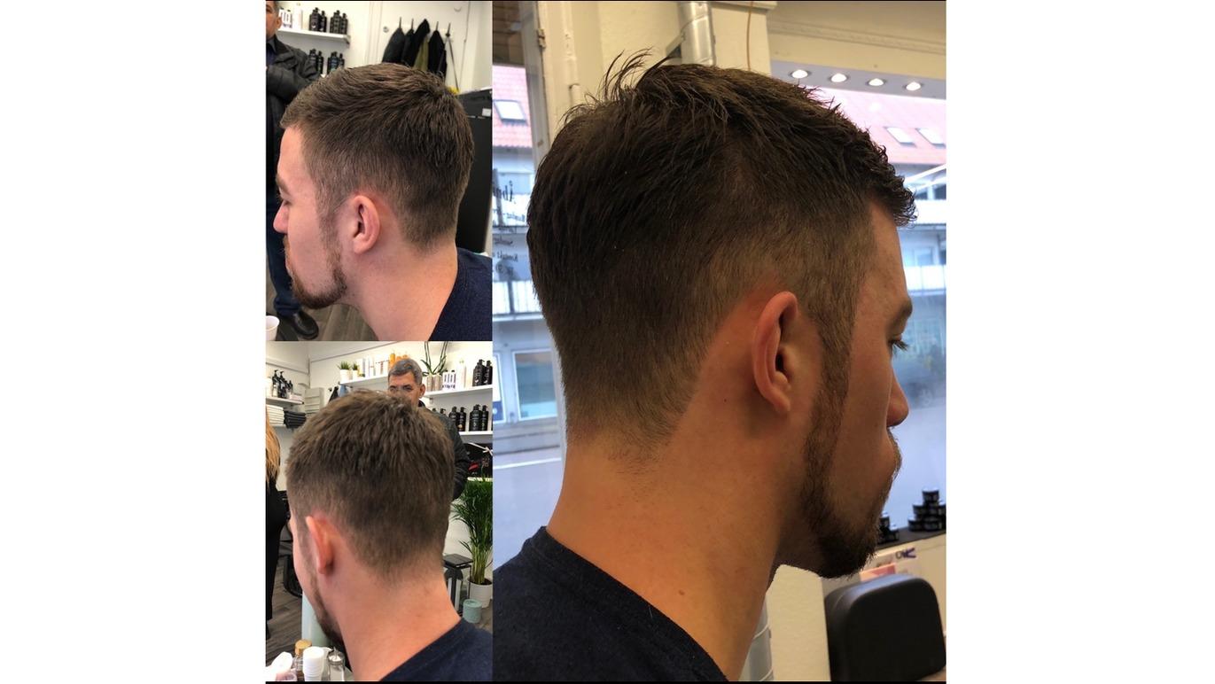 Billede af en mand med kort hår og fade-frisure set fra siden og bagfra i en frisørsalon.