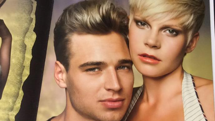 To mænd og kvinder med moderne frisurer og makeup, poserer tæt sammen i en stilfuld fotoshoot.