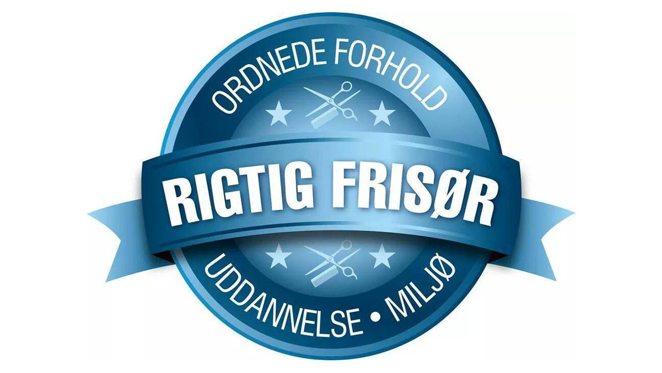 Blå mærke med teksten "Rigtig Frisør" og symboler for ordnede forhold, uddannelse og miljø.