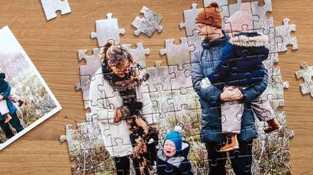 Familie puslespil med børn, der leger i naturen, og et billede af dem ved siden af.