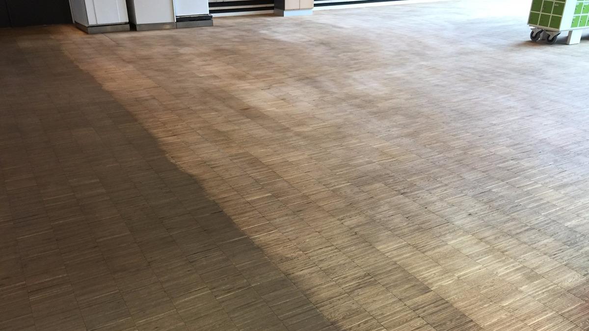 Billede af en gulvbelægning med tydelig forskel mellem rengjort og snavset område.