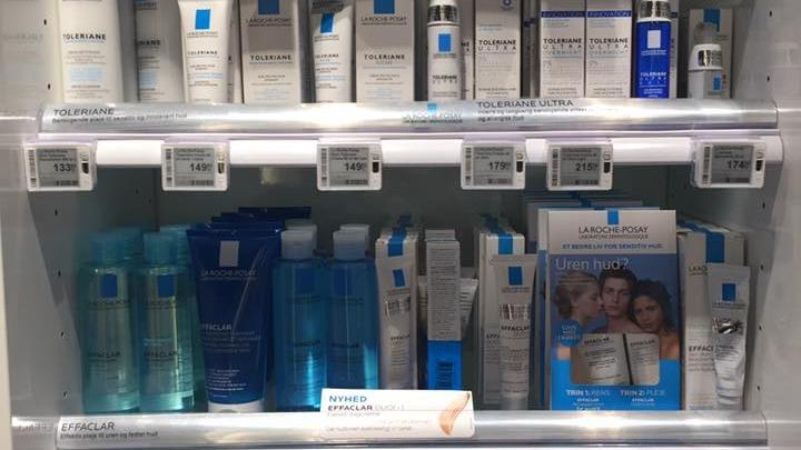 Hylder med hudplejeprodukter fra La Roche-Posay, herunder rensemidler og fugtighedscremer.