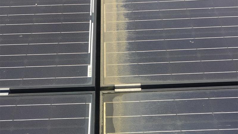 Solpaneler med støv og snavs, der påvirker effektiviteten af solenergi.