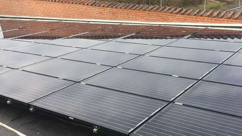 Solpaneler installeret på et tag, der fanger sollys til bæredygtig energiproduktion.