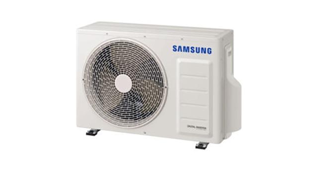 Udendørs klimaanlæg fra Samsung med stor ventilator og hvidt kabinet.