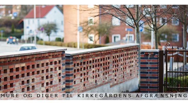 Mure og diger til kirkegårdens afgrænsning med bygninger og træer i baggrunden.